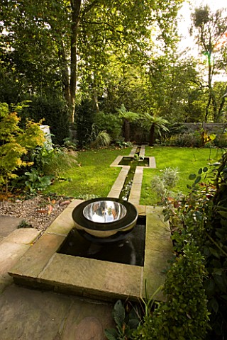 CHALICE_SUNDIAL_IN_POOL_WITH_RILL__BY_DAVID_HARBER__WITH_LAWN