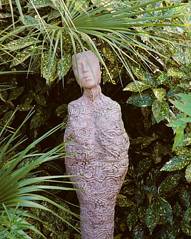 PAPOOSE_SCULPTURE_BY_PAM_FOLEY_SURROUNDED_BY_TRACHYCARPUS_AND_AUCUBA_AT_THE_GALAXIE_HOTEL__OXFORD