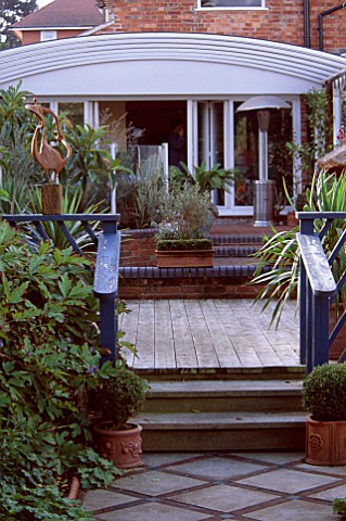 VIEW_ALONG_PATH_TO_DECKING__STEPS_AND_SCULPTURE_BY_PAM_FOLEY_AT_THE_GALAXIE_HOTEL__OXFORD