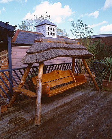 GALAXIE_HOTEL__OXFORD_THE_SWING_SEAT_AND_FAKE_PIGEON_HOUSE_IN_THE_GARDEN