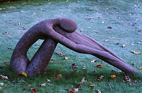 GARDEN_DESIGNED_BY_DUNCAN_HEATHER_SCULPTURE_BY_HELEN_SINCLAIR_ON_THE_FROSTY_LAWN