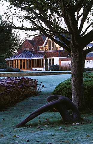 GARDEN_DESIGNED_BY_DUNCAN_HEATHER_SCULPTURE_BY_HELEN_SINCLAIR_ON_THE_FROSTY_LAWN_BESIDE_A_HEBE_AND_S