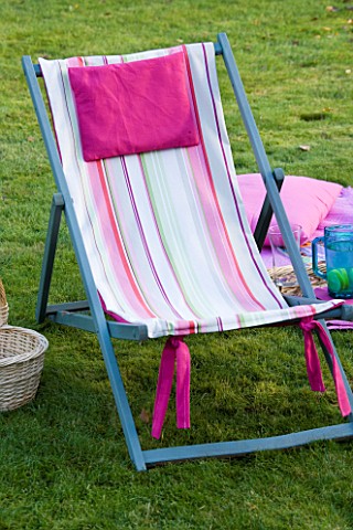 DESIGN_BY_CLARE_MATTHEWS_DECKCHAIR_ON_LAWN_WITH_BLANKET__BOOK_AND_DRINKS