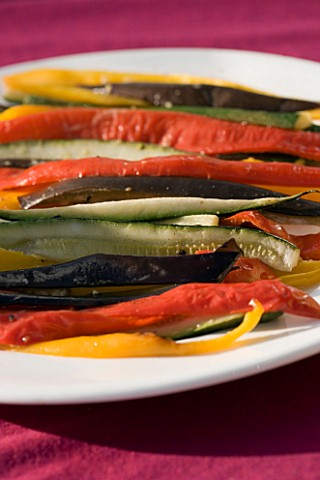 BARBEQUE_PROJECT_PLATE_WITH_CHARGRILLED_PEPPERS_AND_COURGETTES_DESIGNER_CLARE_MATTHEWS_FOOD