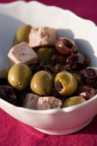 BARBEQUE_PROJECT_BOWL_WITH_BLACK_AND_GREEN_OLIVES_AND_FETA_CHEESE_SQUARES_DESIGNER_CLARE_MATTHEWS_FO