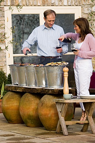 BARBEQUE_PROJECT_CLARE_MATTHEWS_AND_CLIVE_NICHOLS_COOKING_ON_THE_METAL_BUCKET_BARBEQUES_ON_THE_TERRA