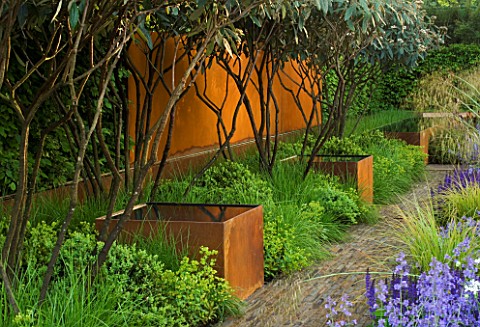 CHELSEA_FLOWER_SHOW_2006_DAILY_TELEGRAPH_GARDEN_DESIGNED_BY_TOM_STUARTSMITH_A_WALL_AND_THREE_TANKS_T