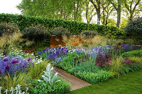 CHELSEA_FLOWER_SHOW_2006_DAILY_TELEGRAPH_GARDEN_DESIGNED_BY_TOM_STUARTSMITH_CORTEN_STEEL_WALL_AND_WA