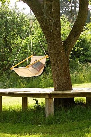 DESIGNER_CLARE_MATTHEWS_HANGING_SEAT_MADE_FROM_DOWEL_AND_CANVAS_HANGS_OFF_A_TREE