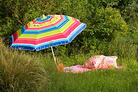 DESIGNER_CLARE_MATTHEWS_PARASOL_WITH_PINK_BLANKET__HAT__BOOK_AND_CUSHIONS