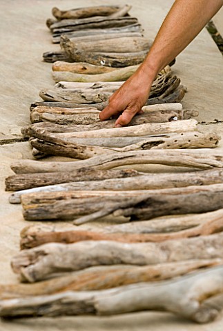 DESIGNER_CLARE_MATTHEWS_DRIFTWOOD_SCULPTURE_PIECES_OF_DRIFTWOOD_LAID_OUT_READY_TO_THREAD_ON_TO_METAL