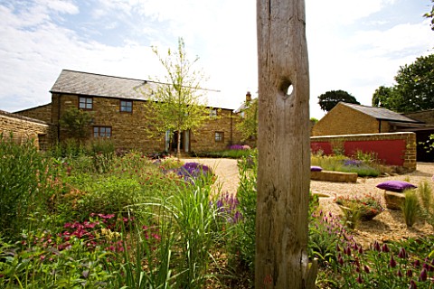 RICKYARD_BARN_GARDEN__NORTHAMPTONSHIRE_VIEW_FROM_THE_BACK_OF_THE_GRAVEL_GARDEN_TO_THE_HOUSE_WITH_DRI