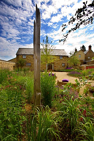 RICKYARD_BARN_GARDEN__NORTHAMPTONSHIRE_VIEW_FROM_THE_BACK_OF_THE_GRAVEL_GARDEN_TO_THE_HOUSE_WITH_DRI