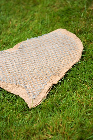 DESIGNER_CLARE_MATTHEWS_THYME_HEART_PROJECT__CUT_OUT_HEART_SHAPE_FROM_HESSIAN_WITH_WIRE_MESH_OVER_TH