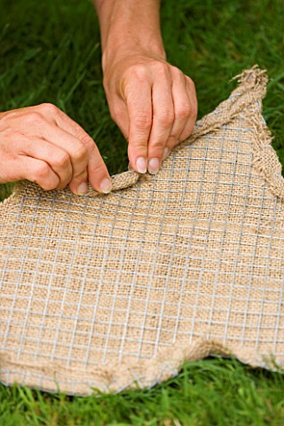 DESIGNER_CLARE_MATTHEWS_THYME_HEART_PROJECT__PUTTING_THE_HESSIAN_OVER_THE_WIRE_MESH