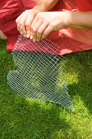 DESIGNER_CLARE_MATTHEWS__THYME_HEART_PROJECT_MAKING_HEART_SHAPED_WIRE_MESH_CONTAINER