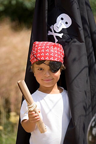 DESIGNER_CLARE_MATTHEWS__CHILDRENS_PARTY__BOY_DRESSED_AS_A_PIRATE_WITH_TREASURE_MAP