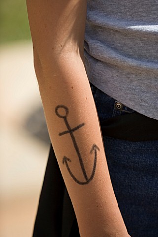 DESIGNER_CLARE_MATTHEWS__CHILDRENS_PARTY__GIRL_WITH_PIRATE_TATTOO