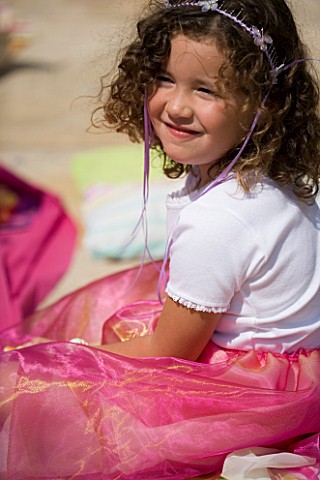 DESIGNER_CLARE_MATTHEWS_CHILDRENS_PARTY__GIRL_EATING_PICNIC_AT_PARTY