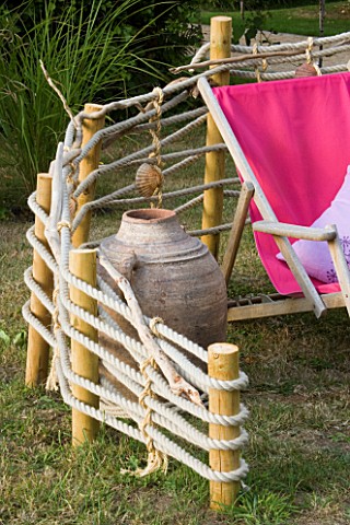 DESIGNER_CLARE_MATTHEWS_ROPE_SCREEN_HIDEAWAY__ROPE_SCREEN_WITH_TERRACOTTA_CONTAINER_AND_PINK_DECKCHA