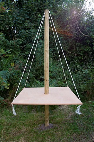 DESIGNER_CLARE_MATTHEWS_POST_TEPEE_PROJECT__PLYWOOD_SQUARE_OVER_THE_POST_HELD_UP_BY_ROPES