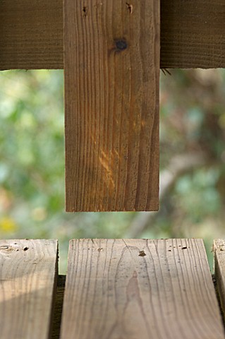 TREE_HOUSE_PROJECT_WOODEN_RAILING_AROUND_EDGE_OF_TREE_HOUSE_AND_DECKING_FLOOR___DESIGNER_CLARE_MATTH