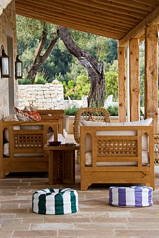 SEATING_AREA_WITH_LARGE_COMFORTABLE_SOFAS_ON_PATIO_IN_GINA_PRICES_CORFU_GARDEN
