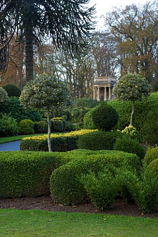 BRODSWORTH_HALL__YORKSHIRE_ENGLISH_HERITAGE_EVERGREEN_TOPIARY_BORDERS_AND_TEMPLE