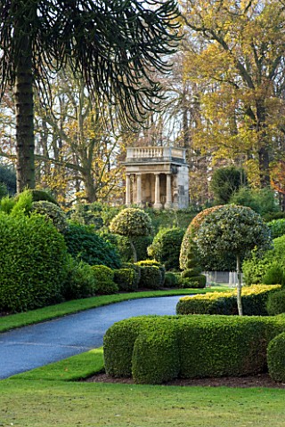BRODSWORTH_HALL__YORKSHIRE_ENGLISH_HERITAGE_EVERGREEN_TOPIARY_BORDERS_AND_TEMPLE