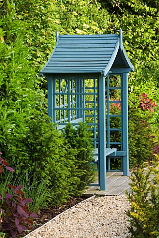 RICHARD_JACKSONS_GARDEN_DESIGNED_BY_CLARE_MATTHEWS__GRAVEL_PATH_AND_BLUE_COVERED_SEAT__A_PLACE_TO_SI