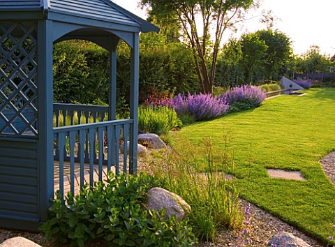 RICHARD_JACKSONS_GARDEN_DESIGNED_BY_CLARE_MATTHEWS_BLUE_PERGOLA_BESIDE_THE_LAWN_WITH_BORDER_OF_NEPET