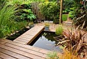 KATHY TAYLORS GARDEN  LONDON: POOL/ POND IN THE BACK GARDEN WITH WOODEN DECKING/ WALKWAY