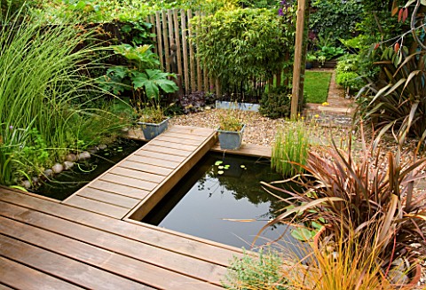 KATHY_TAYLORS_GARDEN__LONDON_POOL_POND_IN_THE_BACK_GARDEN_WITH_WOODEN_DECKING_WALKWAY
