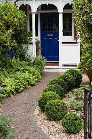 KATHY_TAYLORS_GARDEN__LONDON_FRONT_GARDEN_WITH_BRICK_PATH_TO_FRONT_DOOR_GRAVEL_BED_WITH_BOX_BALLS