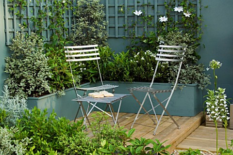 HAMPTON_COURT_2006__DESIGNER_ALAN_SMITH__A_PLACE_TO_SIT_WOODEN_PATIO__TERRACE_WITH_METAL_CAFE_CHAIRS