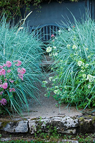 VEDDW_HOUSE_GARDEN__GWENT__WALES_DESIGNERS_ANNE_WAREHAM_AND_CHARLES_HAWES__VIEW_ALONG_A_PATH_TO_BLAC
