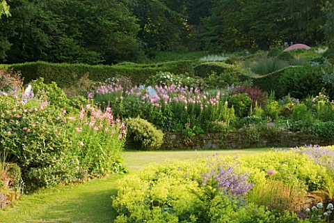 VEDDW_HOUSE_GARDEN__GWENT__WALES_DESIGNERS_ANNE_WAREHAM_AND_CHARLES_HAWES__VIEW_ACROSS_THE_CRESCENT_