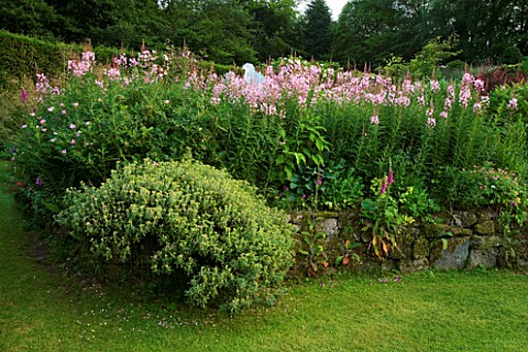 VEDDW_HOUSE_GARDEN__GWENT__WALES_DESIGNERS_ANNE_WAREHAM_AND_CHARLES_HAWES__THE_RAISED_CRESCENT_BORDE