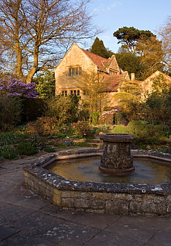 KIFTSGATE_COURT__GLOUCESTERSHIRE_THE_WHITE_SUNK_GARDEN_IN_SPRING