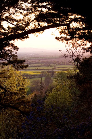 KIFTSGATE_COURT__GLOUCESTERSHIRE_VIEW_OF_THE_EVESHAM_VALE_IN_THE_EVENING