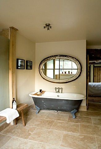 BOONSHILL_FARM__EAST_SUSSEX_INTERIOR_OF_BATHROOM_WITH_ROLLTOP_CLAWFOOT_BATH__WOODEN_BENCH_FROM_INDIA