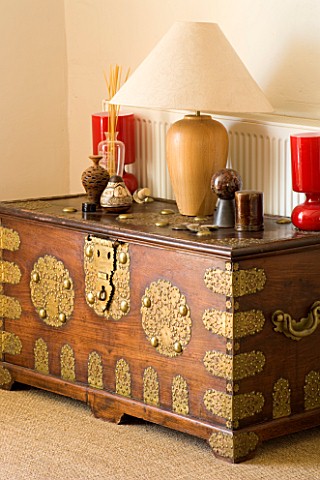 BOONSHILL_FARM__EAST_SUSSEX_ANTIQUE_INDIAN_WOOD_AND_BRASS_DOWRY_CHEST_WITH_LAMP_AND_ORNAMENTALS__DES