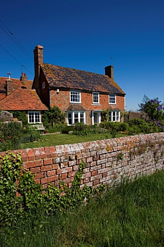 BOONSHILL_FARM__EAST_SUSSEX_OWNER_LISETTE_PLEASANCE_EXTERIOR_OF_HOUSE_WITH_WALL