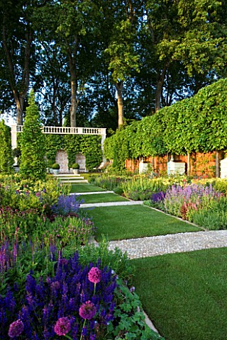 CHELSEA_2007ORNAMENTAL_GARDEN_BY_ROBERT_MYERS_FOR_FORTNUM_AND_MASON_PLEACHED_HEDGE_OF_LIME_TREES_IN_