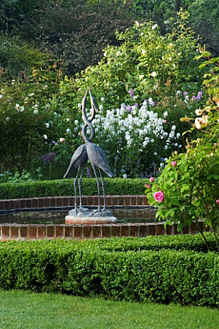 MARINERS_GARDEN__BERKSHIRE_DESIGNER_FENJA_ANDERSON__THE_ROSE_GARDEN__THE_WATER_LILY_POOL_WITH_HERON_