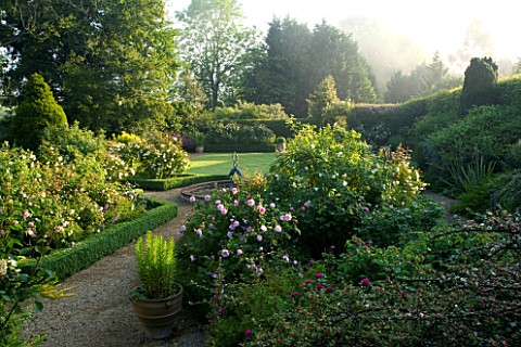 MARINERS_GARDEN__BERKSHIRE_DESIGNER_FENJA_ANDERSON__VIEW_INTO_THE_ROSE_GARDEN_TO_THE_WATER_LILY_POOL
