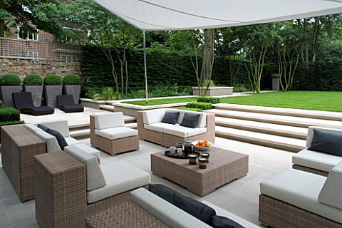 CONTEMPORARY_TOWNURBANCITY_GARDEN_DESIGNED_BY_CHARLOTTE_SANDERSON_ENTERTAININGRELAXING_AREA_WITH_AWN