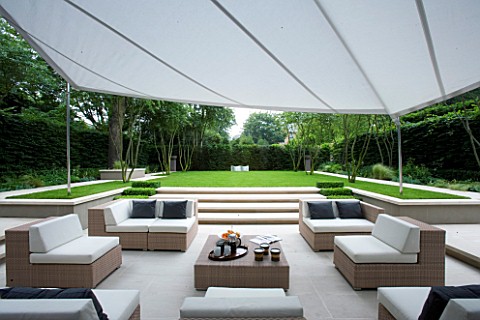 CONTEMPORARY_TOWNCITYURBAN_GARDEN_DESIGNED_BY_CHARLOTTE_SANDERSON_VIEW_OF_ENTERTAININGRELAXING_AREA_