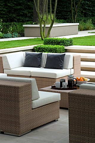 CONTEMPORARY_TOWNCITYURBAN_GARDEN_DESIGNED_BY_CHARLOTTE_SANDERSON_OUTDOOR_FURNITURE__TABLE_AND_SOFAS