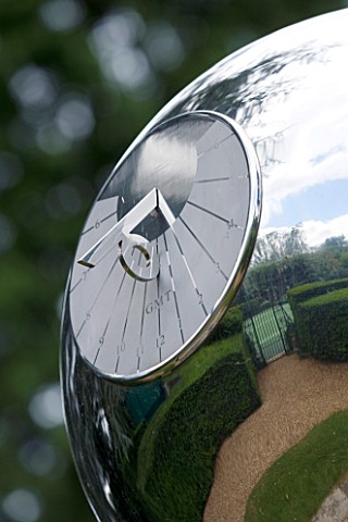 DETAIL_OF_SUNDIAL_BY_DAVID_HARBER_STAINLESS_STEEL_MIRRORED_GLOBE_SUNDIAL_REFLECTION